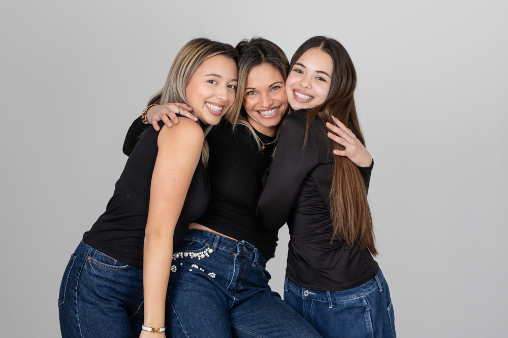 Portrait d’une mère et de ses deux filles au studio.