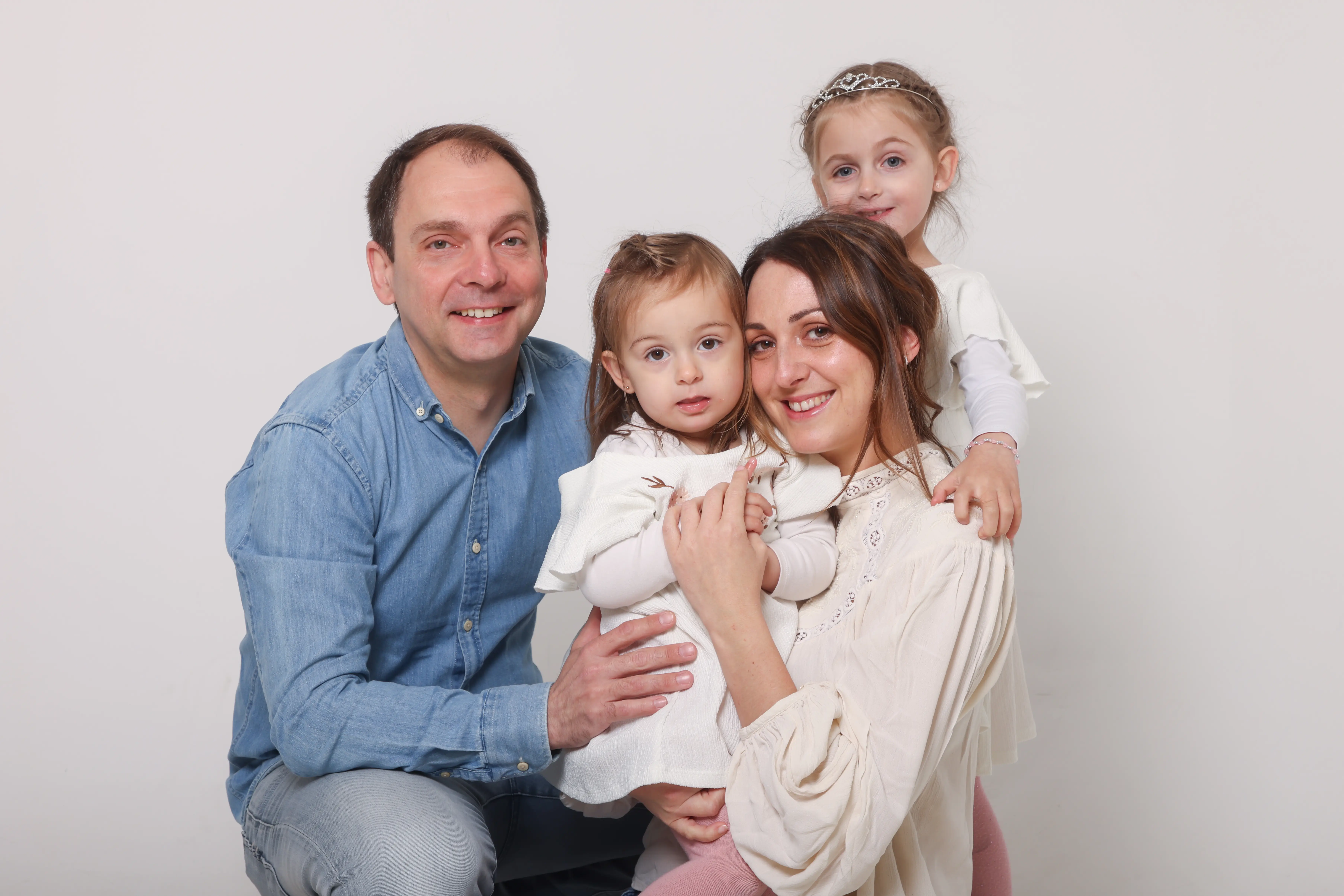 Photographie de famille intimiste et complicité parent enfant dans le Rhône