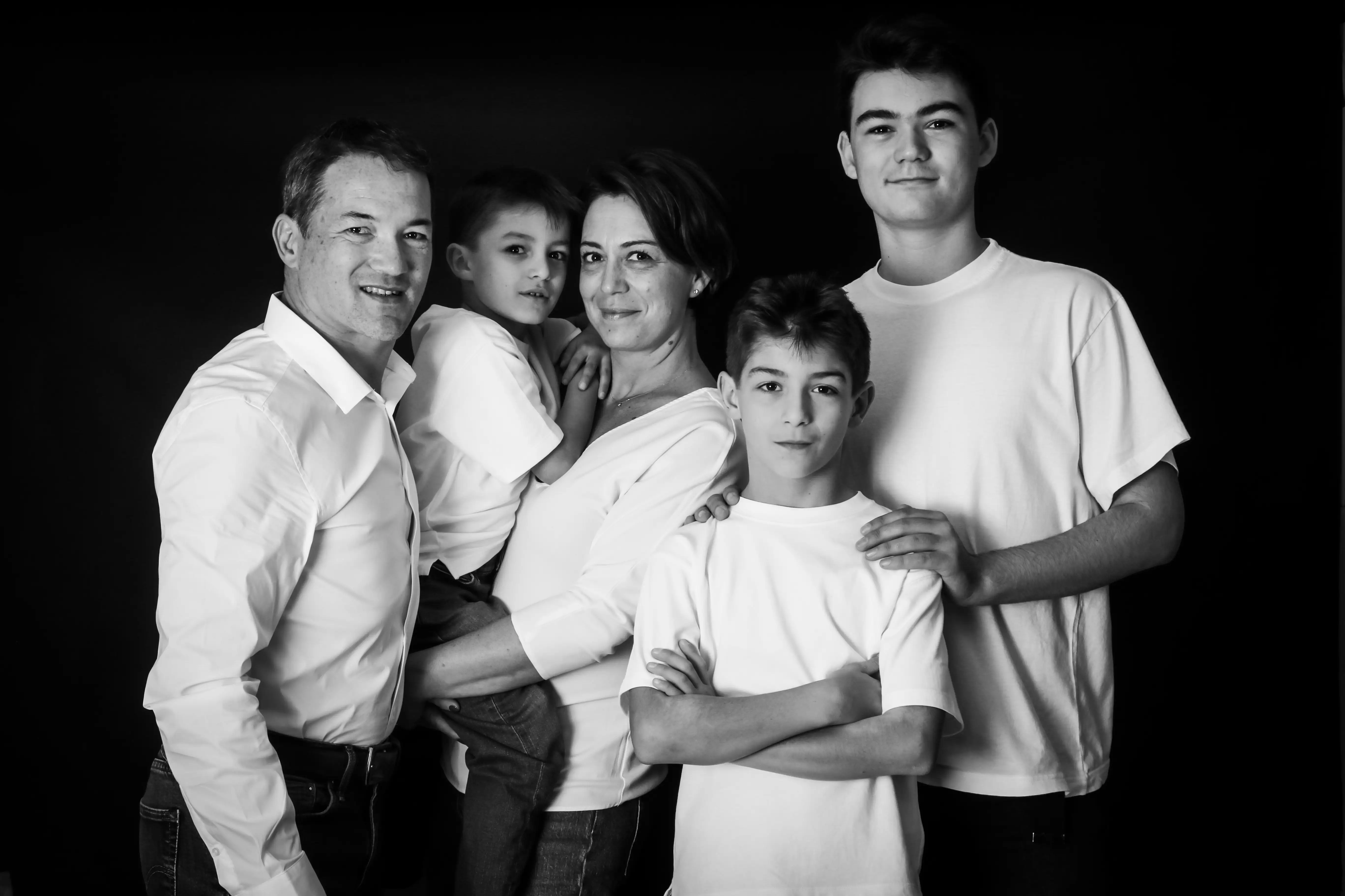 Portrait de famille haut de gamme et complicité intergénérationnelle dans le Rhône
