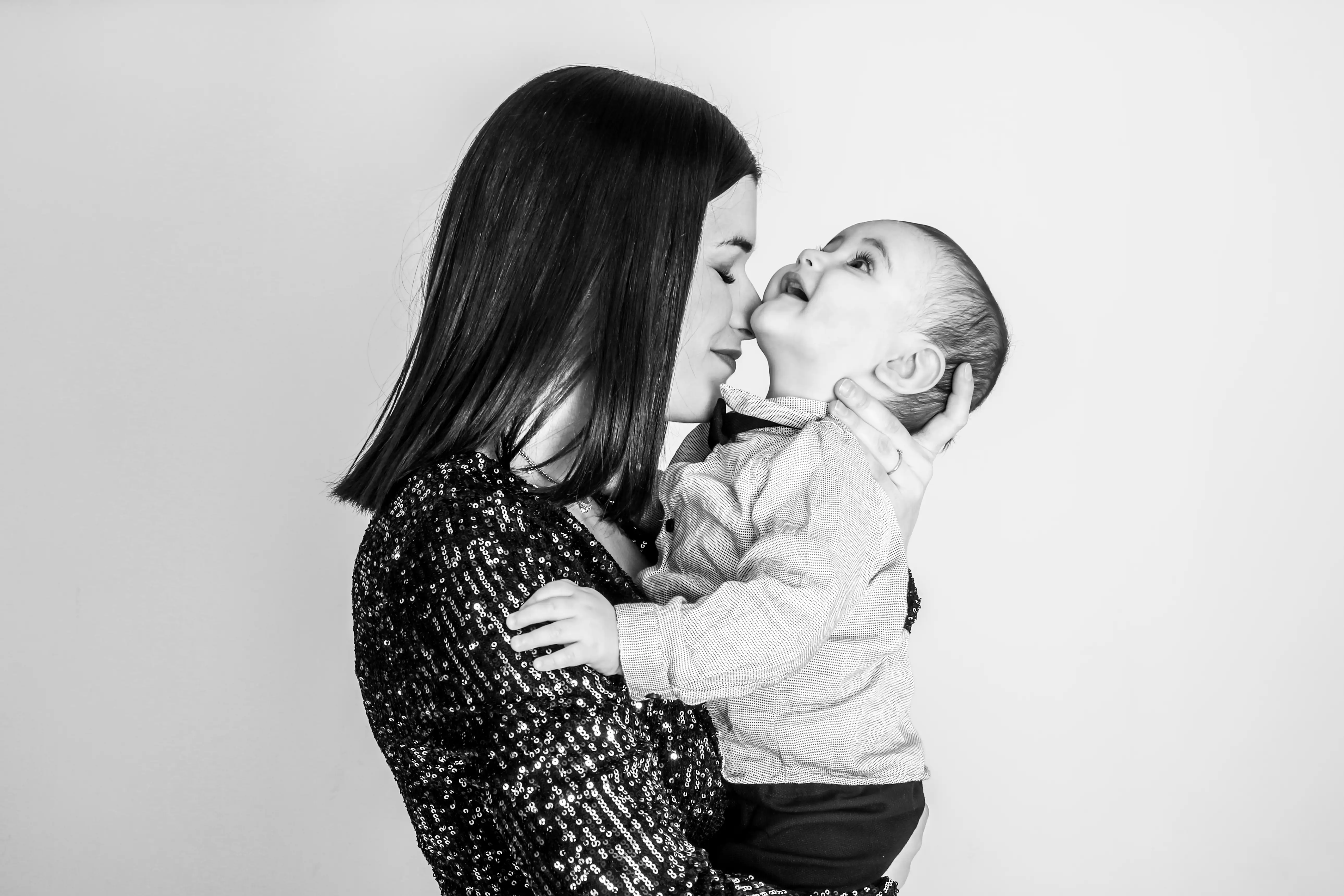 Complicité mère fils séance photo en famille noir et blanc studio lyon