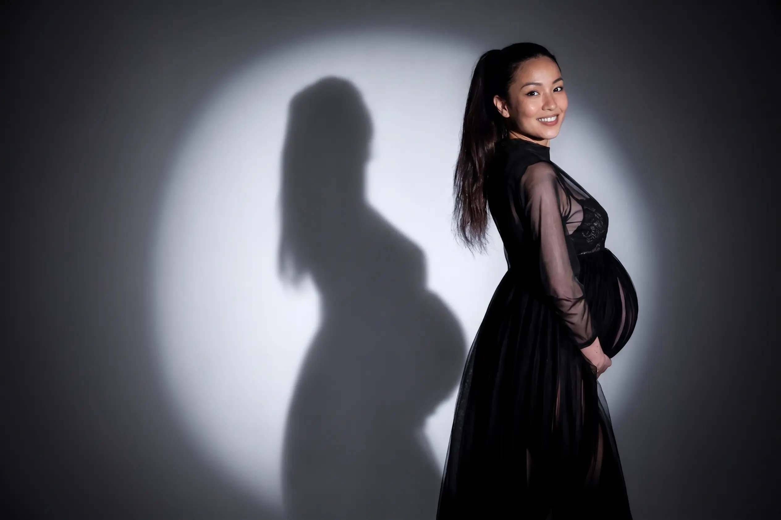Séance photo de grossesse haut de gamme en contre-jour et lumière naturelle Lyon