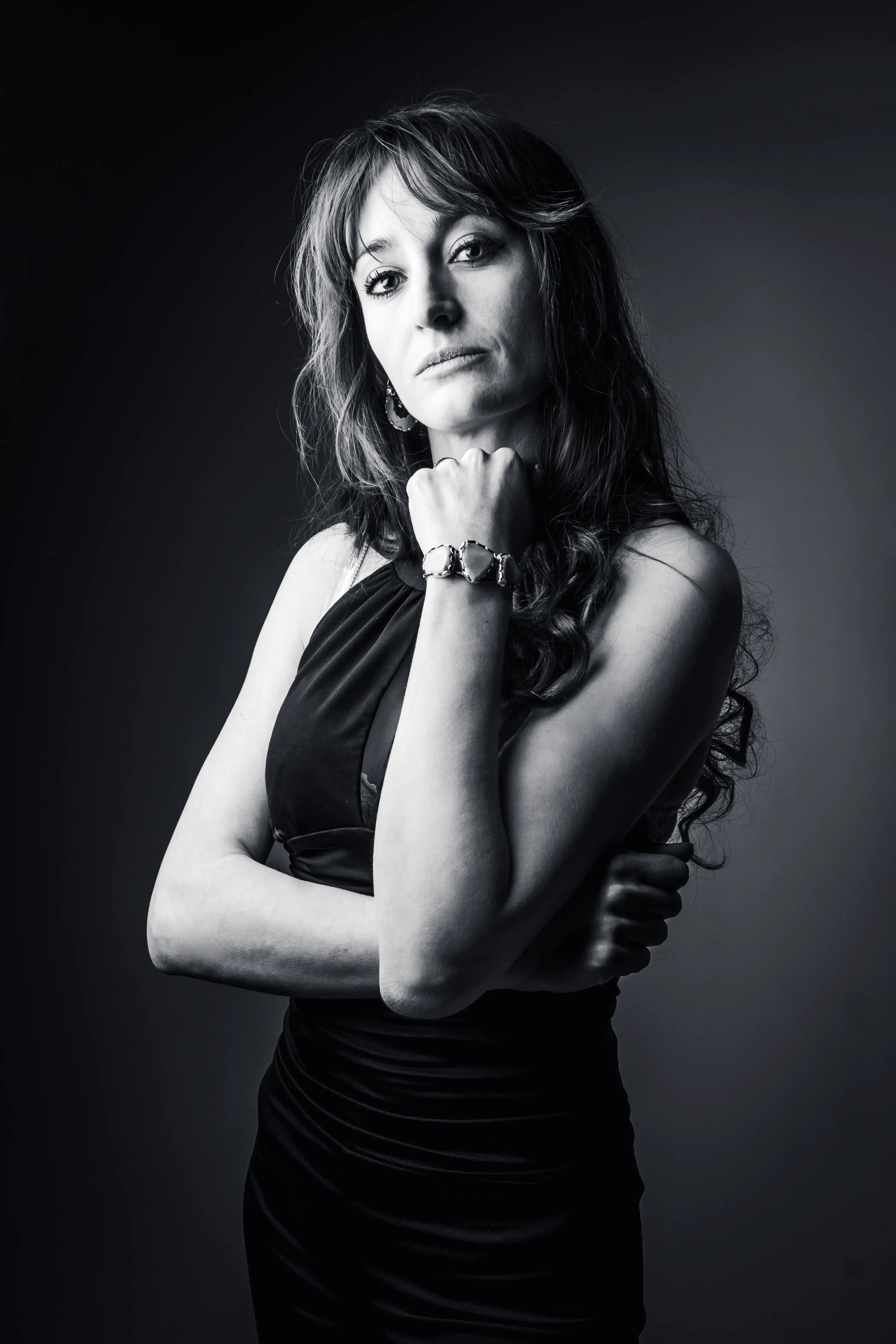 Portrait artistique en noir et blanc d'une femme en studio pour une séance photo de confiance en soi à Lyon