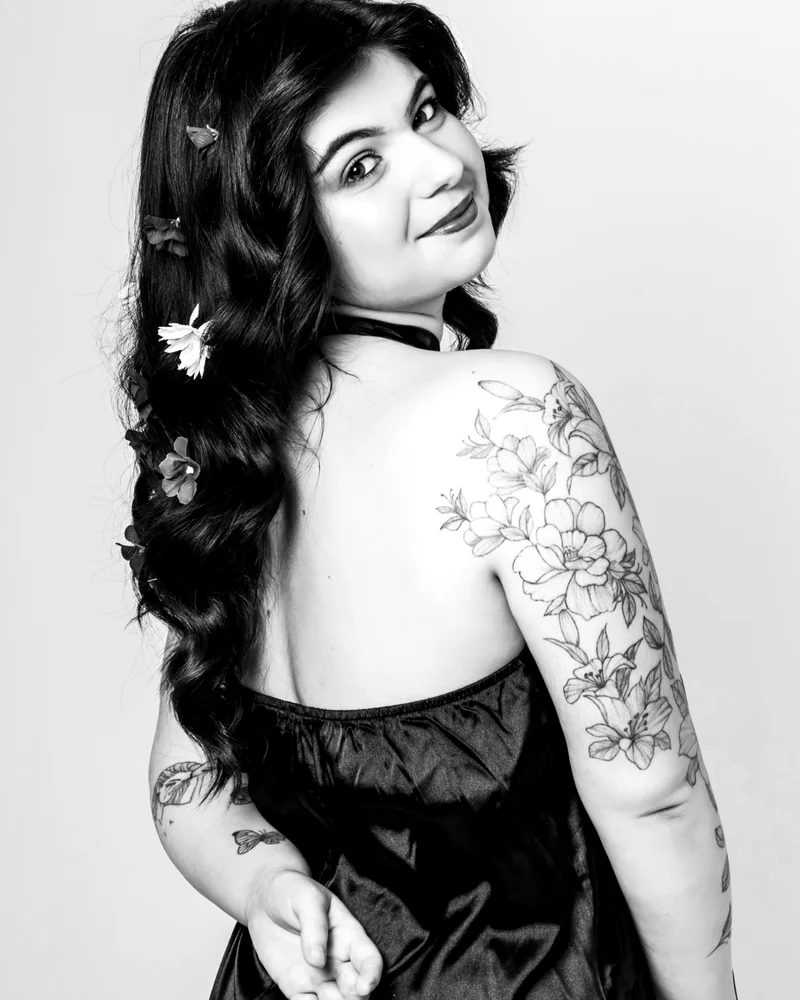 Portrait artistique en noir et blanc d’une femme tatouée en studio à Lyon