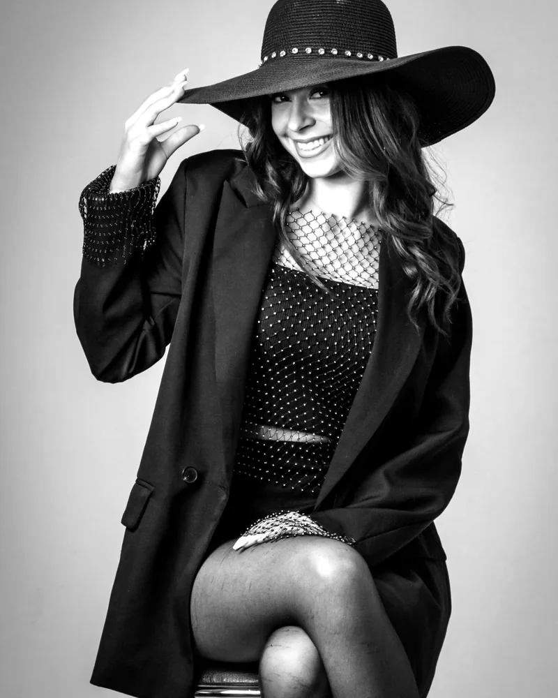 Portrait mode en noir et blanc d’une femme au chapeau en studio à Lyon