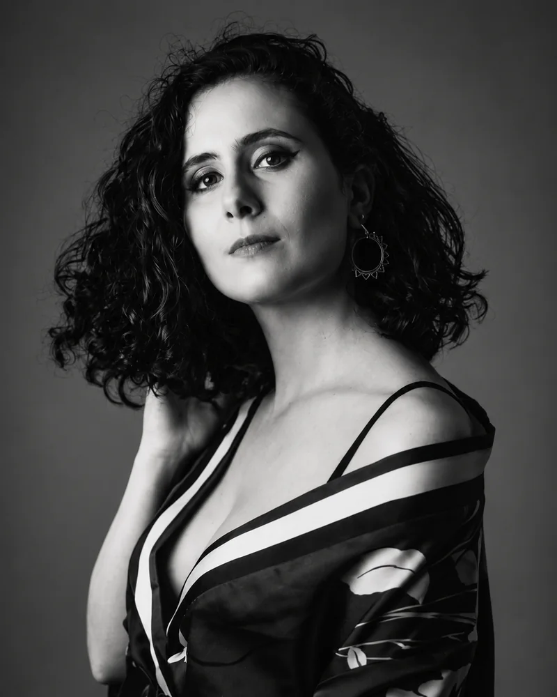 Portrait en noir et blanc d’une femme réalisé en studio à Lyon