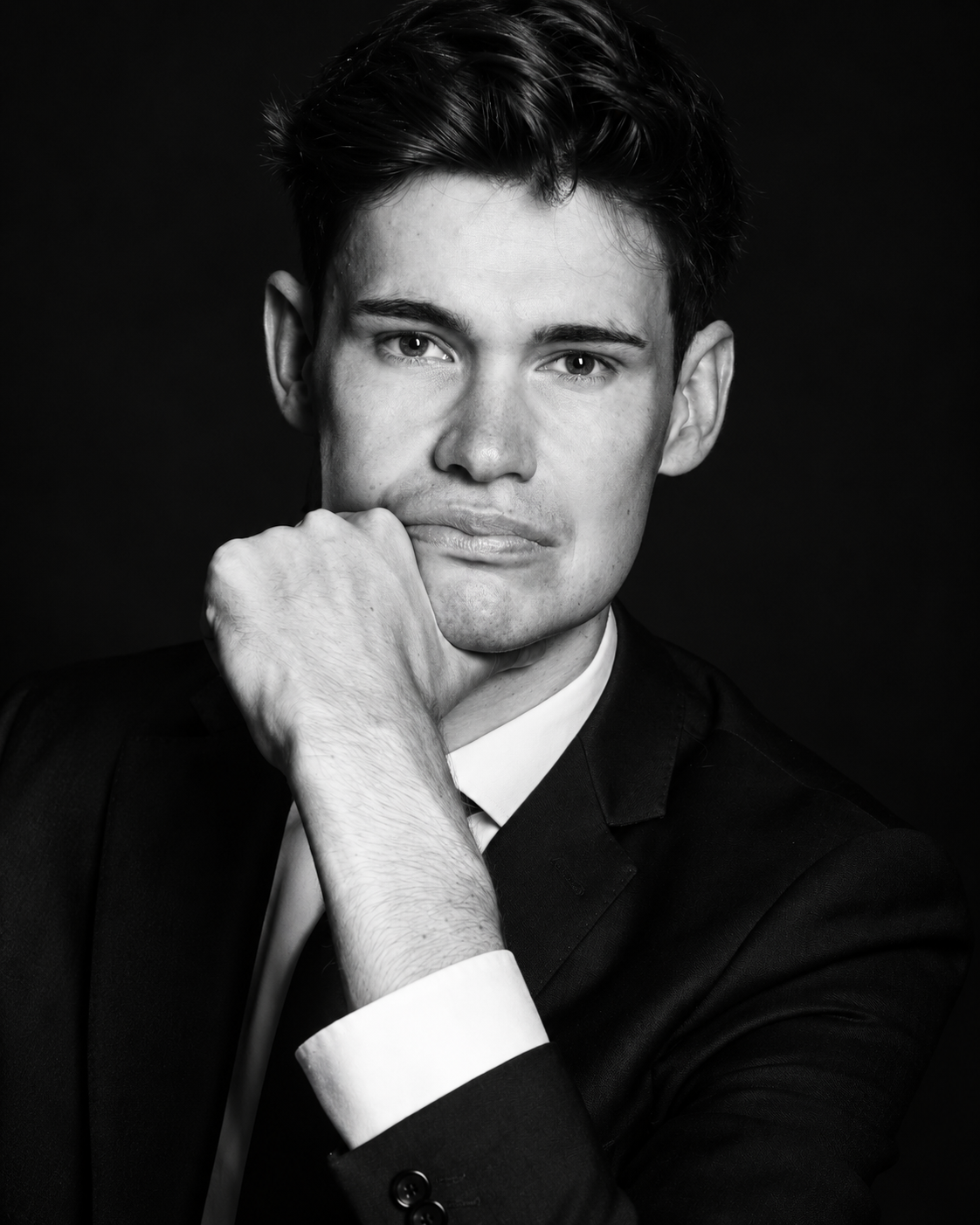 Portrait en noir et blanc d’un homme en costume réalisé en studio à Lyon