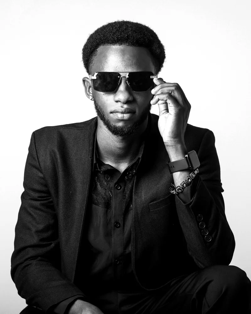 Portrait en noir et blanc d’un homme en costume et lunettes en studio à Lyon