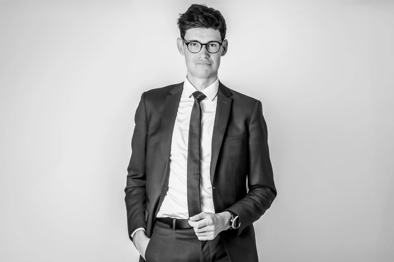 Portrait professionnel en studio d’un homme en costume à Lyon