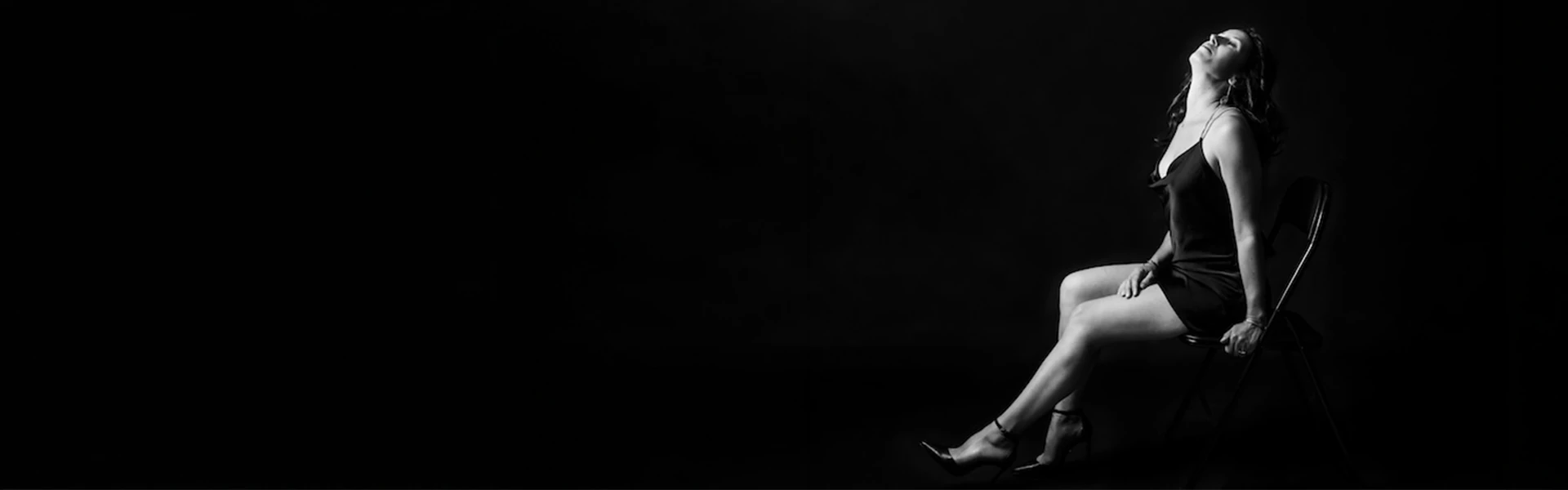Portrait de femme en noir et blanc lors d'une séance Portrait Signature à Lyon