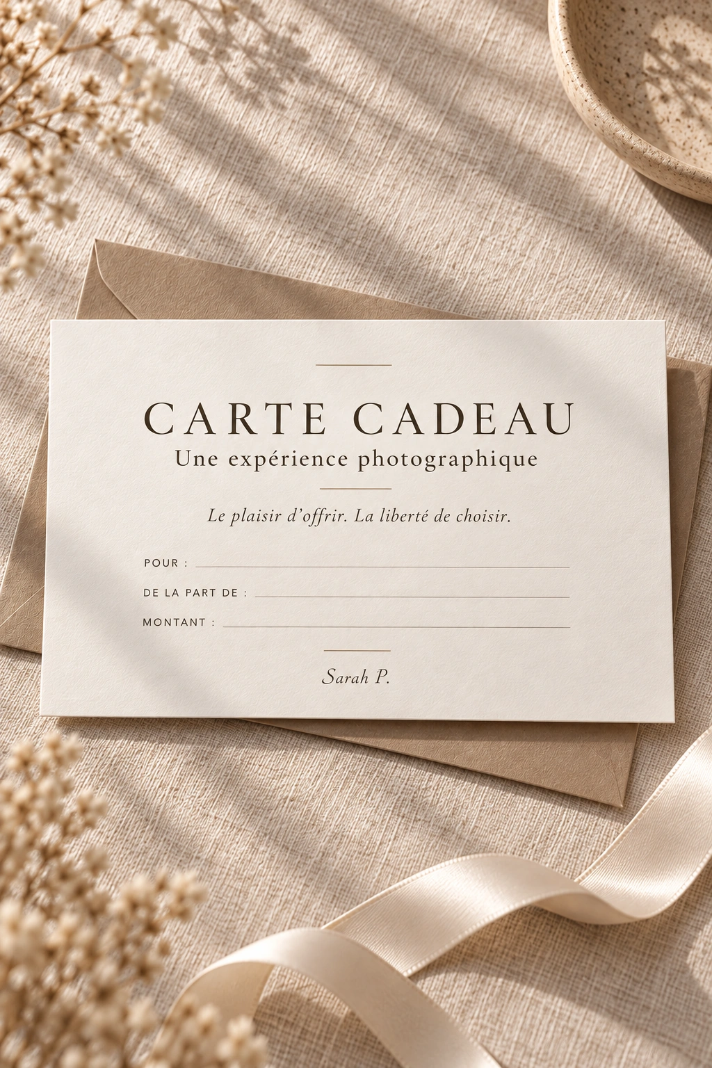 Carte cadeau Sarah P. sur une enveloppe beige, avec un ruban ivoire et une lumière douce.