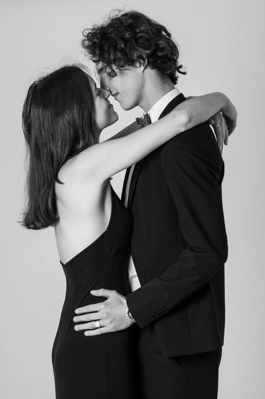 Couple tendrement enlacé en noir et blanc au studio à Lyon.