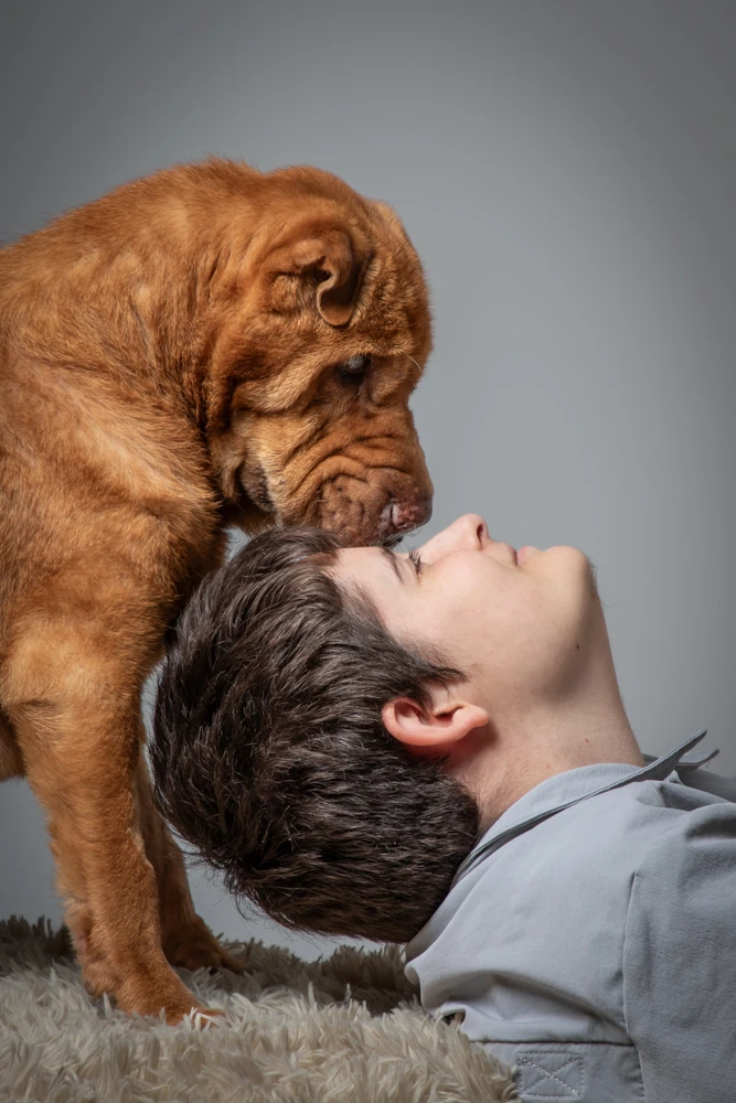 Portrait d’un homme avec son chien dogue au studio à Caluire-et-Cuire