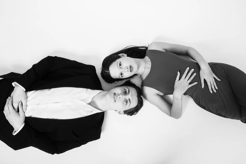 Portrait de couple en costume et robe, en noir et blanc.