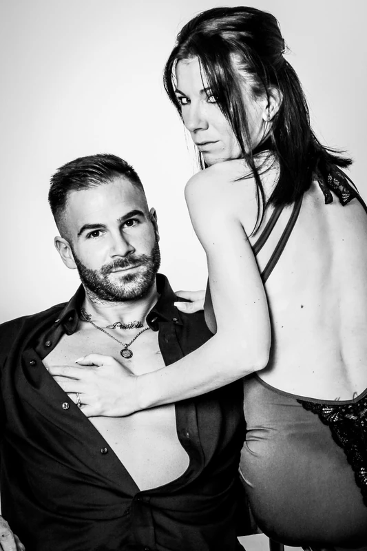 Portrait intime d’un couple en noir et blanc.