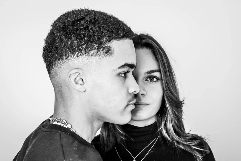 Portrait de couple aux visages rapprochés.