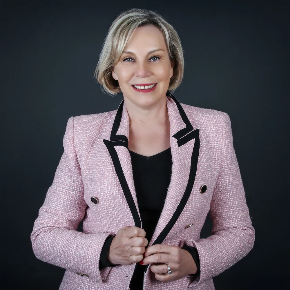 Portrait professionnel d'une femme entrepreneure en studio à Lyon