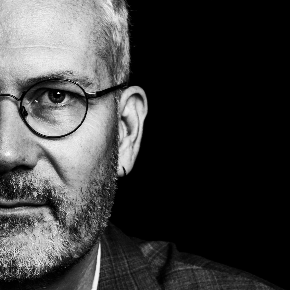 Portrait professionnel en noir et blanc d’un homme à lunettes à Lyon