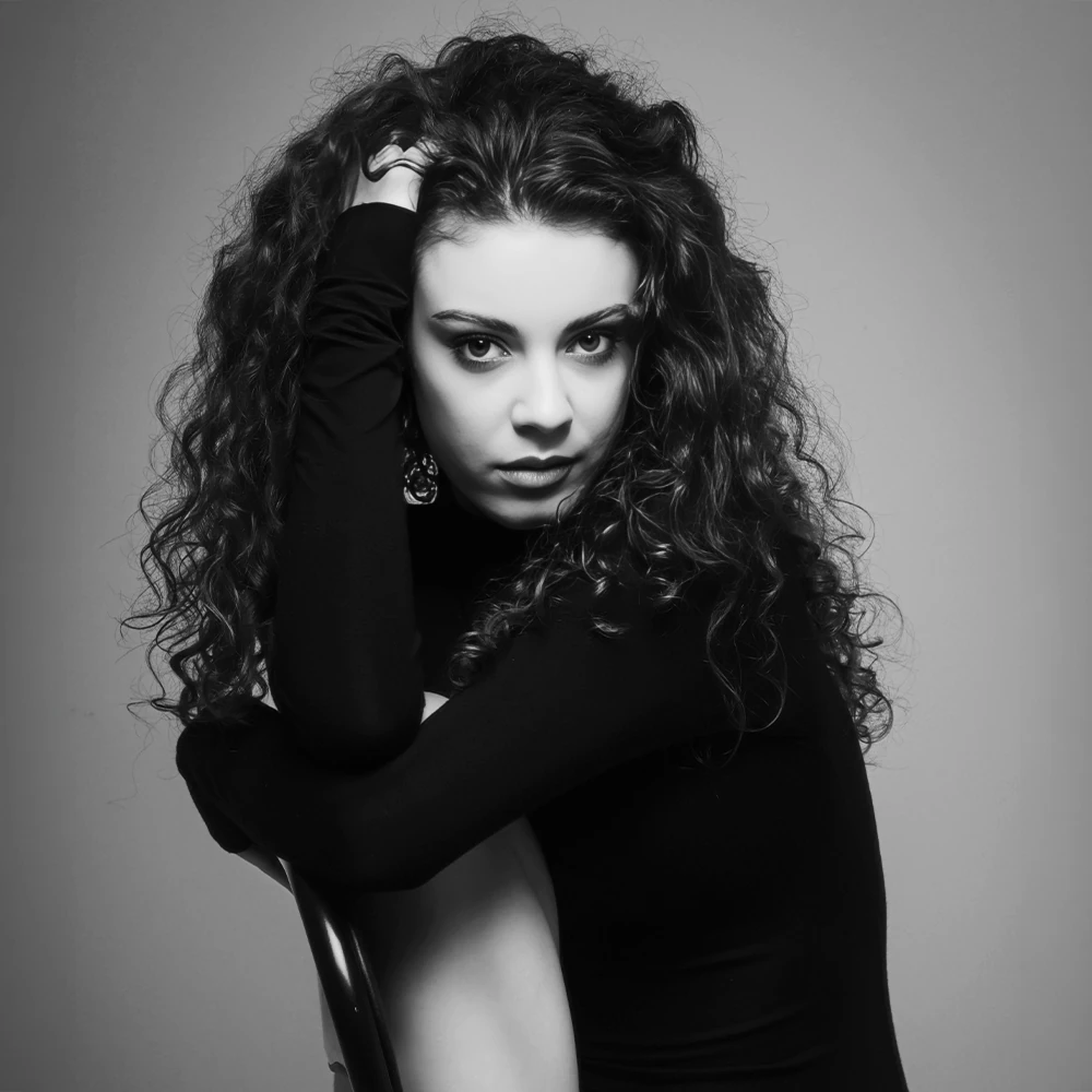 Portrait de femme en noir et blanc réalisé en studio par Sarah P., photographe Portrait Signature à Lyon